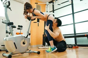 Xin gã chồng đi tập gym, người vợ địt nhau với anh pt