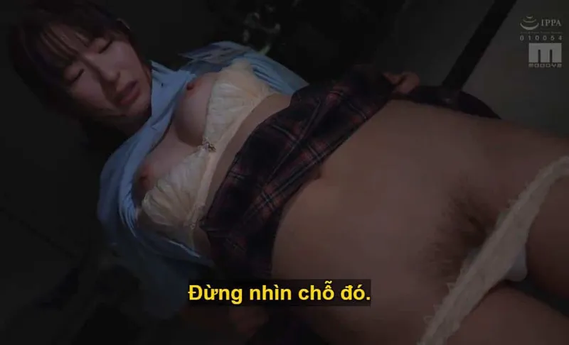 Ông chủ lập mưu "dạy dỗ" cô nhân viên dưới quyền kiêu căng lười nhác, suốt ngày bận rộn tán gẫu với người yêu.